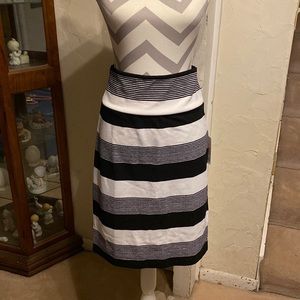 NWT Medium Lularoe Cassie pencil skirt-white bkgrd with black stripe pattern